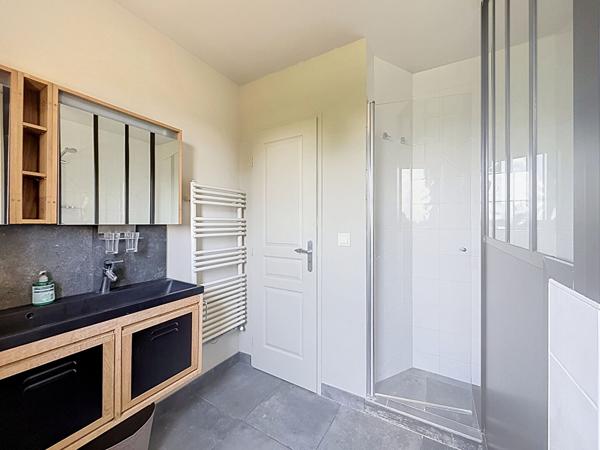 Villa de charme avec piscine, 6 chambres et 1 500 m² de terrain, dépendance!