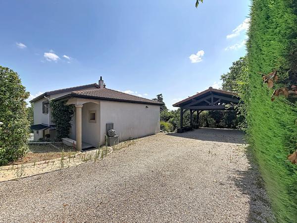 Villa de charme avec piscine, 6 chambres et 1 500 m² de terrain, dépendance!