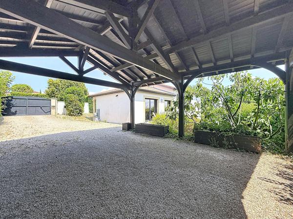 Villa de charme avec piscine, 6 chambres et 1 500 m² de terrain, dépendance!