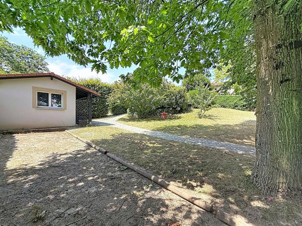 Villa de charme avec piscine, 6 chambres et 1 500 m² de terrain, dépendance!