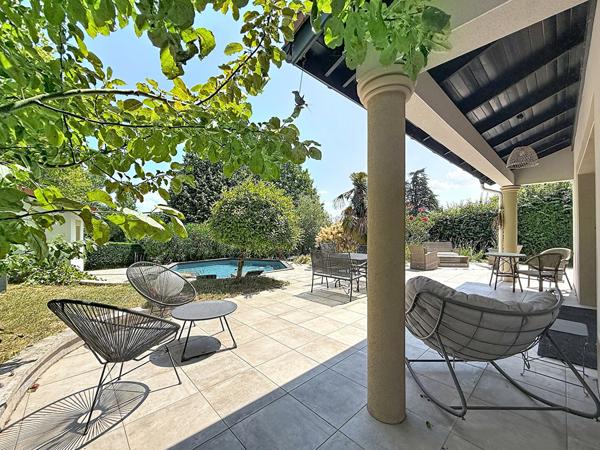 Villa de charme avec piscine, 6 chambres et 1 500 m² de terrain, dépendance!