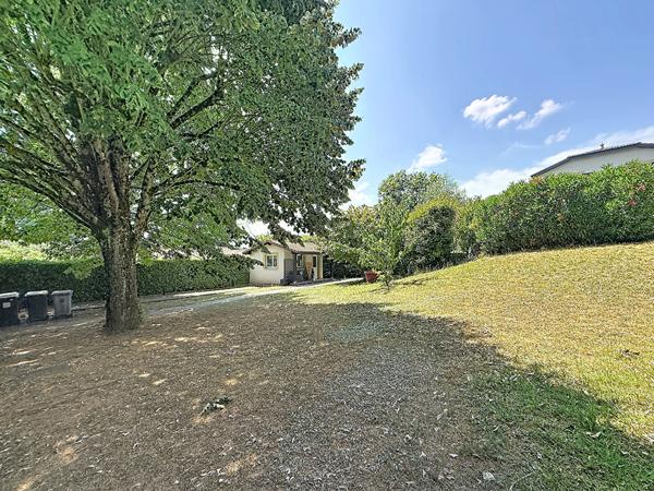 Villa de charme avec piscine, 6 chambres et 1 500 m² de terrain, dépendance!