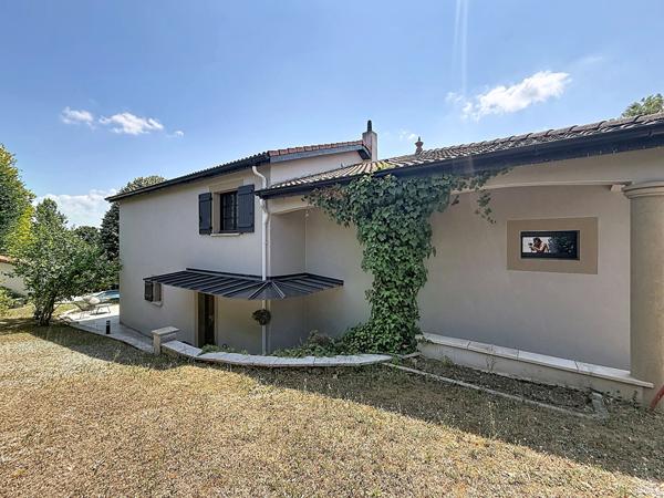 Villa de charme avec piscine, 6 chambres et 1 500 m² de terrain, dépendance!