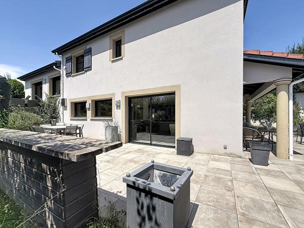 Villa de charme avec piscine, 6 chambres et 1 500 m² de terrain, dépendance!