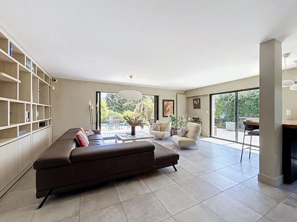 Villa de charme avec piscine, 6 chambres et 1 500 m² de terrain, dépendance!