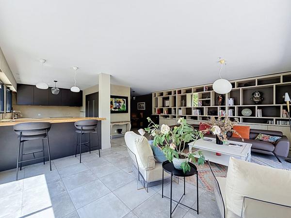Villa de charme avec piscine, 6 chambres et 1 500 m² de terrain, dépendance!