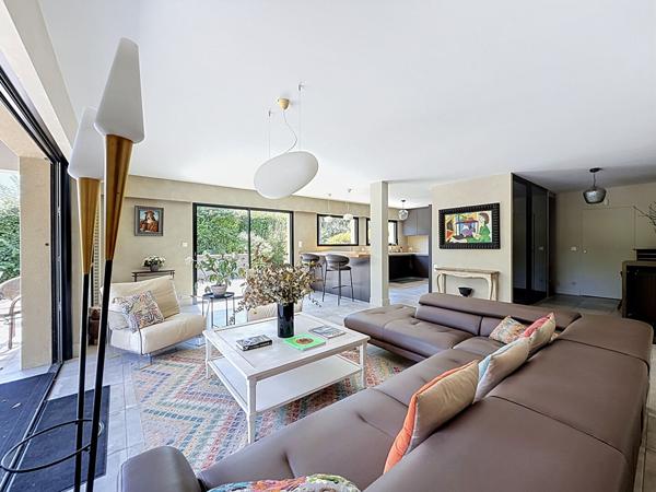 Villa de charme avec piscine, 6 chambres et 1 500 m² de terrain, dépendance!