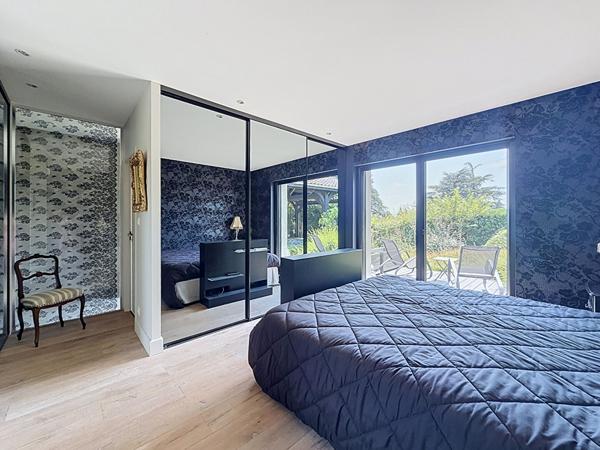 Villa de charme avec piscine, 6 chambres et 1 500 m² de terrain, dépendance!