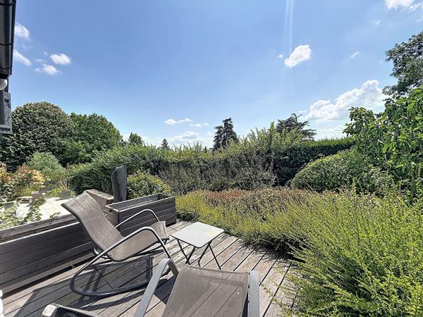 Villa de charme avec piscine, 6 chambres et 1 500 m² de terrain, dépendance!