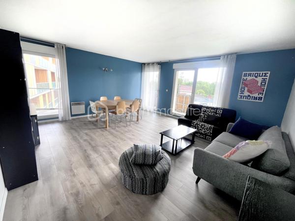 Situé à Loos dans le quartier Eurasanté au sein d’une résidence parfaitement entretenue et sécurisée, cet appartement de 87,9 m² offre un cadre de vie rare sur le secteur.
Occupant le 2e et dernier étage d’un immeuble calme dans une résidence fermée composée seulement de trois bâtiments identiques, ce bien bénéficie d’un véritable caractère exclusif : il s’agit du seul grand appartement de l’immeuble.
Dès l’entrée, à droite, les volumes séduisent par leur luminosité et leur agencement fonctionnel. L’espace de vie principal se compose d’un salon spacieux de plus de 27 m² ouvrant sur des balcons idéalement exposés Est et Sud (sans vis-à-vis), parfaits pour profiter des beaux jours tout au long de la journée.

Face à l’entrée, une cuisine indépendante ouverte sur l’un des balcons comprenant un cellier (7,8 m2, exposition EST). 

À gauche de l’entrée, l’espace nuit est composé d’un vaste couloir qui distribue 3 chambres confortables d’environ 10 m2, d’une salle de bain et une salle d’eau et de nombreux rangements.

L’appartement comprend également deux garages fermés, un véritable atout sur le secteur !

Pensé aussi bien pour un couple souhaitant évoluer dans un environnement paisible, une famille recherchant proximité des écoles, transports et espaces verts, qu’un investisseur souhaitant bénéficier d’un emplacement stratégique à forte demande locative.

Le quartier Eurasanté est particulièrement recherché grâce à sa proximité avec les pôles hospitaliers, universitaires et de recherche de Eurasanté. Son environnement verdoyant et résidentiel offre un équilibre idéal entre calme et dynamisme urbain.

Côté accessibilité :
Métro et transports en commun à proximité;
Accès rapide aux grands axes routiers et autoroutiers;
Gare SNCF.

Informations complémentaires :
- Pas de travaux énergétique à prévoir DPE performant : C / GES B;
- Charges : 210 €/mois (eau comprise, compteur individuel);
- Taxe foncière : 1902 €;
- Bien détenu par le même propriétaire depuis 13 ans;
- Potentiel locatif meublé : environ 1300 €/mois.

Un appartement rare sur le secteur, réunissant emplacement stratégique, confort de vie et potentiel patrimonial.