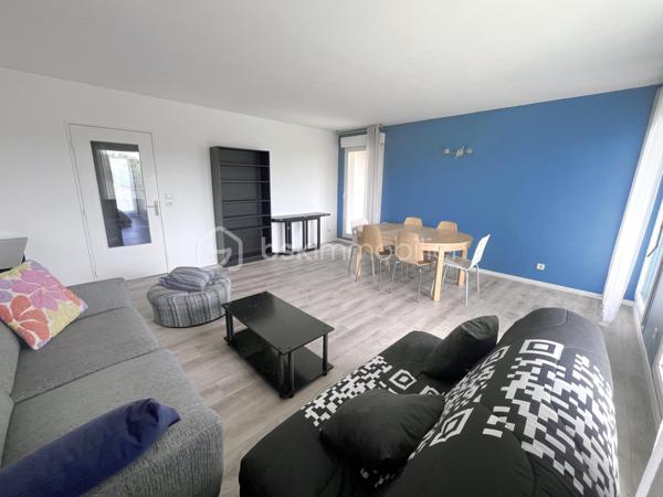 Situé à Loos dans le quartier Eurasanté au sein d’une résidence parfaitement entretenue et sécurisée, cet appartement de 87,9 m² offre un cadre de vie rare sur le secteur.
Occupant le 2e et dernier étage d’un immeuble calme dans une résidence fermée composée seulement de trois bâtiments identiques, ce bien bénéficie d’un véritable caractère exclusif : il s’agit du seul grand appartement de l’immeuble.
Dès l’entrée, à droite, les volumes séduisent par leur luminosité et leur agencement fonctionnel. L’espace de vie principal se compose d’un salon spacieux de plus de 27 m² ouvrant sur des balcons idéalement exposés Est et Sud (sans vis-à-vis), parfaits pour profiter des beaux jours tout au long de la journée.

Face à l’entrée, une cuisine indépendante ouverte sur l’un des balcons comprenant un cellier (7,8 m2, exposition EST). 

À gauche de l’entrée, l’espace nuit est composé d’un vaste couloir qui distribue 3 chambres confortables d’environ 10 m2, d’une salle de bain et une salle d’eau et de nombreux rangements.

L’appartement comprend également deux garages fermés, un véritable atout sur le secteur !

Pensé aussi bien pour un couple souhaitant évoluer dans un environnement paisible, une famille recherchant proximité des écoles, transports et espaces verts, qu’un investisseur souhaitant bénéficier d’un emplacement stratégique à forte demande locative.

Le quartier Eurasanté est particulièrement recherché grâce à sa proximité avec les pôles hospitaliers, universitaires et de recherche de Eurasanté. Son environnement verdoyant et résidentiel offre un équilibre idéal entre calme et dynamisme urbain.

Côté accessibilité :
Métro et transports en commun à proximité;
Accès rapide aux grands axes routiers et autoroutiers;
Gare SNCF.

Informations complémentaires :
- Pas de travaux énergétique à prévoir DPE performant : C / GES B;
- Charges : 210 €/mois (eau comprise, compteur individuel);
- Taxe foncière : 1902 €;
- Bien détenu par le même propriétaire depuis 13 ans;
- Potentiel locatif meublé : environ 1300 €/mois.

Un appartement rare sur le secteur, réunissant emplacement stratégique, confort de vie et potentiel patrimonial.
