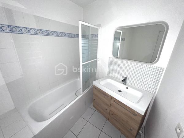 Situé à Loos dans le quartier Eurasanté au sein d’une résidence parfaitement entretenue et sécurisée, cet appartement de 87,9 m² offre un cadre de vie rare sur le secteur.
Occupant le 2e et dernier étage d’un immeuble calme dans une résidence fermée composée seulement de trois bâtiments identiques, ce bien bénéficie d’un véritable caractère exclusif : il s’agit du seul grand appartement de l’immeuble.
Dès l’entrée, à droite, les volumes séduisent par leur luminosité et leur agencement fonctionnel. L’espace de vie principal se compose d’un salon spacieux de plus de 27 m² ouvrant sur des balcons idéalement exposés Est et Sud (sans vis-à-vis), parfaits pour profiter des beaux jours tout au long de la journée.

Face à l’entrée, une cuisine indépendante ouverte sur l’un des balcons comprenant un cellier (7,8 m2, exposition EST). 

À gauche de l’entrée, l’espace nuit est composé d’un vaste couloir qui distribue 3 chambres confortables d’environ 10 m2, d’une salle de bain et une salle d’eau et de nombreux rangements.

L’appartement comprend également deux garages fermés, un véritable atout sur le secteur !

Pensé aussi bien pour un couple souhaitant évoluer dans un environnement paisible, une famille recherchant proximité des écoles, transports et espaces verts, qu’un investisseur souhaitant bénéficier d’un emplacement stratégique à forte demande locative.

Le quartier Eurasanté est particulièrement recherché grâce à sa proximité avec les pôles hospitaliers, universitaires et de recherche de Eurasanté. Son environnement verdoyant et résidentiel offre un équilibre idéal entre calme et dynamisme urbain.

Côté accessibilité :
Métro et transports en commun à proximité;
Accès rapide aux grands axes routiers et autoroutiers;
Gare SNCF.

Informations complémentaires :
- Pas de travaux énergétique à prévoir DPE performant : C / GES B;
- Charges : 210 €/mois (eau comprise, compteur individuel);
- Taxe foncière : 1902 €;
- Bien détenu par le même propriétaire depuis 13 ans;
- Potentiel locatif meublé : environ 1300 €/mois.

Un appartement rare sur le secteur, réunissant emplacement stratégique, confort de vie et potentiel patrimonial.