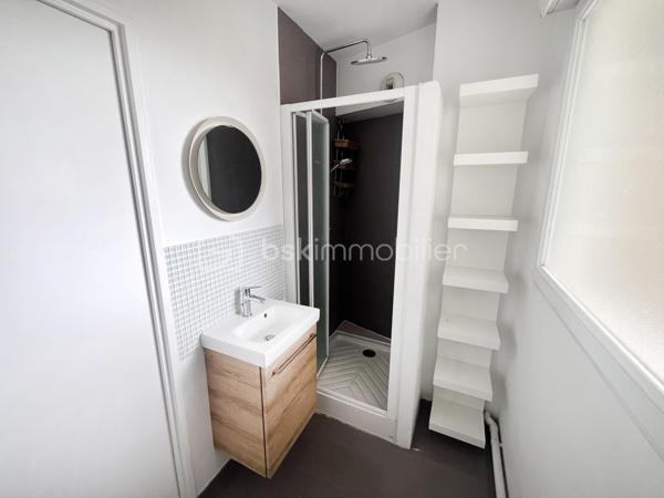 Situé à Loos dans le quartier Eurasanté au sein d’une résidence parfaitement entretenue et sécurisée, cet appartement de 87,9 m² offre un cadre de vie rare sur le secteur.
Occupant le 2e et dernier étage d’un immeuble calme dans une résidence fermée composée seulement de trois bâtiments identiques, ce bien bénéficie d’un véritable caractère exclusif : il s’agit du seul grand appartement de l’immeuble.
Dès l’entrée, à droite, les volumes séduisent par leur luminosité et leur agencement fonctionnel. L’espace de vie principal se compose d’un salon spacieux de plus de 27 m² ouvrant sur des balcons idéalement exposés Est et Sud (sans vis-à-vis), parfaits pour profiter des beaux jours tout au long de la journée.

Face à l’entrée, une cuisine indépendante ouverte sur l’un des balcons comprenant un cellier (7,8 m2, exposition EST). 

À gauche de l’entrée, l’espace nuit est composé d’un vaste couloir qui distribue 3 chambres confortables d’environ 10 m2, d’une salle de bain et une salle d’eau et de nombreux rangements.

L’appartement comprend également deux garages fermés, un véritable atout sur le secteur !

Pensé aussi bien pour un couple souhaitant évoluer dans un environnement paisible, une famille recherchant proximité des écoles, transports et espaces verts, qu’un investisseur souhaitant bénéficier d’un emplacement stratégique à forte demande locative.

Le quartier Eurasanté est particulièrement recherché grâce à sa proximité avec les pôles hospitaliers, universitaires et de recherche de Eurasanté. Son environnement verdoyant et résidentiel offre un équilibre idéal entre calme et dynamisme urbain.

Côté accessibilité :
Métro et transports en commun à proximité;
Accès rapide aux grands axes routiers et autoroutiers;
Gare SNCF.

Informations complémentaires :
- Pas de travaux énergétique à prévoir DPE performant : C / GES B;
- Charges : 210 €/mois (eau comprise, compteur individuel);
- Taxe foncière : 1902 €;
- Bien détenu par le même propriétaire depuis 13 ans;
- Potentiel locatif meublé : environ 1300 €/mois.

Un appartement rare sur le secteur, réunissant emplacement stratégique, confort de vie et potentiel patrimonial.