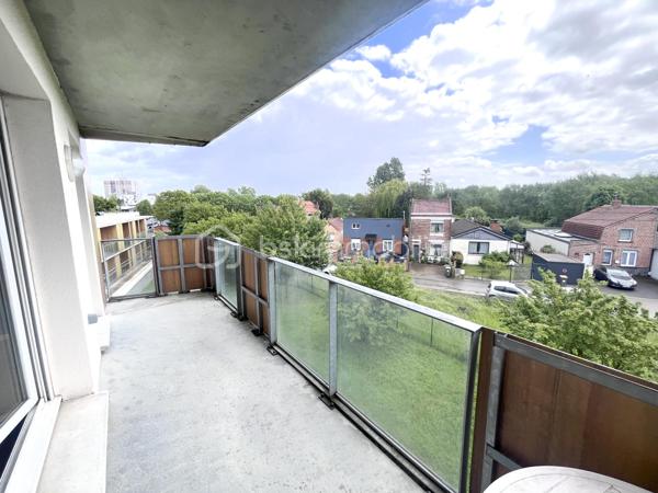 Situé à Loos dans le quartier Eurasanté au sein d’une résidence parfaitement entretenue et sécurisée, cet appartement de 87,9 m² offre un cadre de vie rare sur le secteur.
Occupant le 2e et dernier étage d’un immeuble calme dans une résidence fermée composée seulement de trois bâtiments identiques, ce bien bénéficie d’un véritable caractère exclusif : il s’agit du seul grand appartement de l’immeuble.
Dès l’entrée, à droite, les volumes séduisent par leur luminosité et leur agencement fonctionnel. L’espace de vie principal se compose d’un salon spacieux de plus de 27 m² ouvrant sur des balcons idéalement exposés Est et Sud (sans vis-à-vis), parfaits pour profiter des beaux jours tout au long de la journée.

Face à l’entrée, une cuisine indépendante ouverte sur l’un des balcons comprenant un cellier (7,8 m2, exposition EST). 

À gauche de l’entrée, l’espace nuit est composé d’un vaste couloir qui distribue 3 chambres confortables d’environ 10 m2, d’une salle de bain et une salle d’eau et de nombreux rangements.

L’appartement comprend également deux garages fermés, un véritable atout sur le secteur !

Pensé aussi bien pour un couple souhaitant évoluer dans un environnement paisible, une famille recherchant proximité des écoles, transports et espaces verts, qu’un investisseur souhaitant bénéficier d’un emplacement stratégique à forte demande locative.

Le quartier Eurasanté est particulièrement recherché grâce à sa proximité avec les pôles hospitaliers, universitaires et de recherche de Eurasanté. Son environnement verdoyant et résidentiel offre un équilibre idéal entre calme et dynamisme urbain.

Côté accessibilité :
Métro et transports en commun à proximité;
Accès rapide aux grands axes routiers et autoroutiers;
Gare SNCF.

Informations complémentaires :
- Pas de travaux énergétique à prévoir DPE performant : C / GES B;
- Charges : 210 €/mois (eau comprise, compteur individuel);
- Taxe foncière : 1902 €;
- Bien détenu par le même propriétaire depuis 13 ans;
- Potentiel locatif meublé : environ 1300 €/mois.

Un appartement rare sur le secteur, réunissant emplacement stratégique, confort de vie et potentiel patrimonial.