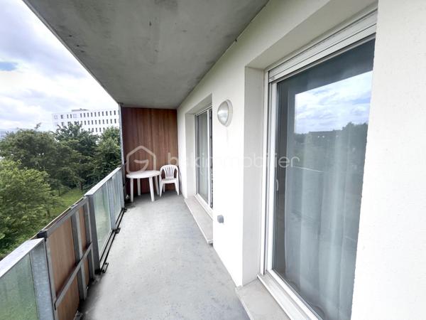 Situé à Loos dans le quartier Eurasanté au sein d’une résidence parfaitement entretenue et sécurisée, cet appartement de 87,9 m² offre un cadre de vie rare sur le secteur.
Occupant le 2e et dernier étage d’un immeuble calme dans une résidence fermée composée seulement de trois bâtiments identiques, ce bien bénéficie d’un véritable caractère exclusif : il s’agit du seul grand appartement de l’immeuble.
Dès l’entrée, à droite, les volumes séduisent par leur luminosité et leur agencement fonctionnel. L’espace de vie principal se compose d’un salon spacieux de plus de 27 m² ouvrant sur des balcons idéalement exposés Est et Sud (sans vis-à-vis), parfaits pour profiter des beaux jours tout au long de la journée.

Face à l’entrée, une cuisine indépendante ouverte sur l’un des balcons comprenant un cellier (7,8 m2, exposition EST). 

À gauche de l’entrée, l’espace nuit est composé d’un vaste couloir qui distribue 3 chambres confortables d’environ 10 m2, d’une salle de bain et une salle d’eau et de nombreux rangements.

L’appartement comprend également deux garages fermés, un véritable atout sur le secteur !

Pensé aussi bien pour un couple souhaitant évoluer dans un environnement paisible, une famille recherchant proximité des écoles, transports et espaces verts, qu’un investisseur souhaitant bénéficier d’un emplacement stratégique à forte demande locative.

Le quartier Eurasanté est particulièrement recherché grâce à sa proximité avec les pôles hospitaliers, universitaires et de recherche de Eurasanté. Son environnement verdoyant et résidentiel offre un équilibre idéal entre calme et dynamisme urbain.

Côté accessibilité :
Métro et transports en commun à proximité;
Accès rapide aux grands axes routiers et autoroutiers;
Gare SNCF.

Informations complémentaires :
- Pas de travaux énergétique à prévoir DPE performant : C / GES B;
- Charges : 210 €/mois (eau comprise, compteur individuel);
- Taxe foncière : 1902 €;
- Bien détenu par le même propriétaire depuis 13 ans;
- Potentiel locatif meublé : environ 1300 €/mois.

Un appartement rare sur le secteur, réunissant emplacement stratégique, confort de vie et potentiel patrimonial.