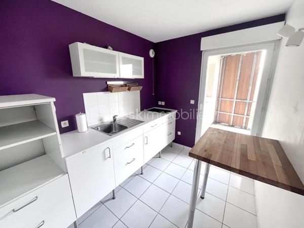 Situé à Loos dans le quartier Eurasanté au sein d’une résidence parfaitement entretenue et sécurisée, cet appartement de 87,9 m² offre un cadre de vie rare sur le secteur.
Occupant le 2e et dernier étage d’un immeuble calme dans une résidence fermée composée seulement de trois bâtiments identiques, ce bien bénéficie d’un véritable caractère exclusif : il s’agit du seul grand appartement de l’immeuble.
Dès l’entrée, à droite, les volumes séduisent par leur luminosité et leur agencement fonctionnel. L’espace de vie principal se compose d’un salon spacieux de plus de 27 m² ouvrant sur des balcons idéalement exposés Est et Sud (sans vis-à-vis), parfaits pour profiter des beaux jours tout au long de la journée.

Face à l’entrée, une cuisine indépendante ouverte sur l’un des balcons comprenant un cellier (7,8 m2, exposition EST). 

À gauche de l’entrée, l’espace nuit est composé d’un vaste couloir qui distribue 3 chambres confortables d’environ 10 m2, d’une salle de bain et une salle d’eau et de nombreux rangements.

L’appartement comprend également deux garages fermés, un véritable atout sur le secteur !

Pensé aussi bien pour un couple souhaitant évoluer dans un environnement paisible, une famille recherchant proximité des écoles, transports et espaces verts, qu’un investisseur souhaitant bénéficier d’un emplacement stratégique à forte demande locative.

Le quartier Eurasanté est particulièrement recherché grâce à sa proximité avec les pôles hospitaliers, universitaires et de recherche de Eurasanté. Son environnement verdoyant et résidentiel offre un équilibre idéal entre calme et dynamisme urbain.

Côté accessibilité :
Métro et transports en commun à proximité;
Accès rapide aux grands axes routiers et autoroutiers;
Gare SNCF.

Informations complémentaires :
- Pas de travaux énergétique à prévoir DPE performant : C / GES B;
- Charges : 210 €/mois (eau comprise, compteur individuel);
- Taxe foncière : 1902 €;
- Bien détenu par le même propriétaire depuis 13 ans;
- Potentiel locatif meublé : environ 1300 €/mois.

Un appartement rare sur le secteur, réunissant emplacement stratégique, confort de vie et potentiel patrimonial.