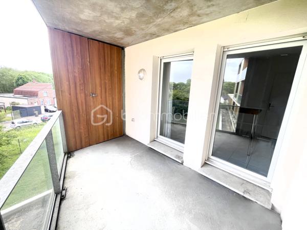 Situé à Loos dans le quartier Eurasanté au sein d’une résidence parfaitement entretenue et sécurisée, cet appartement de 87,9 m² offre un cadre de vie rare sur le secteur.
Occupant le 2e et dernier étage d’un immeuble calme dans une résidence fermée composée seulement de trois bâtiments identiques, ce bien bénéficie d’un véritable caractère exclusif : il s’agit du seul grand appartement de l’immeuble.
Dès l’entrée, à droite, les volumes séduisent par leur luminosité et leur agencement fonctionnel. L’espace de vie principal se compose d’un salon spacieux de plus de 27 m² ouvrant sur des balcons idéalement exposés Est et Sud (sans vis-à-vis), parfaits pour profiter des beaux jours tout au long de la journée.

Face à l’entrée, une cuisine indépendante ouverte sur l’un des balcons comprenant un cellier (7,8 m2, exposition EST). 

À gauche de l’entrée, l’espace nuit est composé d’un vaste couloir qui distribue 3 chambres confortables d’environ 10 m2, d’une salle de bain et une salle d’eau et de nombreux rangements.

L’appartement comprend également deux garages fermés, un véritable atout sur le secteur !

Pensé aussi bien pour un couple souhaitant évoluer dans un environnement paisible, une famille recherchant proximité des écoles, transports et espaces verts, qu’un investisseur souhaitant bénéficier d’un emplacement stratégique à forte demande locative.

Le quartier Eurasanté est particulièrement recherché grâce à sa proximité avec les pôles hospitaliers, universitaires et de recherche de Eurasanté. Son environnement verdoyant et résidentiel offre un équilibre idéal entre calme et dynamisme urbain.

Côté accessibilité :
Métro et transports en commun à proximité;
Accès rapide aux grands axes routiers et autoroutiers;
Gare SNCF.

Informations complémentaires :
- Pas de travaux énergétique à prévoir DPE performant : C / GES B;
- Charges : 210 €/mois (eau comprise, compteur individuel);
- Taxe foncière : 1902 €;
- Bien détenu par le même propriétaire depuis 13 ans;
- Potentiel locatif meublé : environ 1300 €/mois.

Un appartement rare sur le secteur, réunissant emplacement stratégique, confort de vie et potentiel patrimonial.