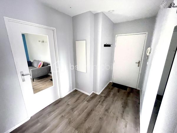 Situé à Loos dans le quartier Eurasanté au sein d’une résidence parfaitement entretenue et sécurisée, cet appartement de 87,9 m² offre un cadre de vie rare sur le secteur.
Occupant le 2e et dernier étage d’un immeuble calme dans une résidence fermée composée seulement de trois bâtiments identiques, ce bien bénéficie d’un véritable caractère exclusif : il s’agit du seul grand appartement de l’immeuble.
Dès l’entrée, à droite, les volumes séduisent par leur luminosité et leur agencement fonctionnel. L’espace de vie principal se compose d’un salon spacieux de plus de 27 m² ouvrant sur des balcons idéalement exposés Est et Sud (sans vis-à-vis), parfaits pour profiter des beaux jours tout au long de la journée.

Face à l’entrée, une cuisine indépendante ouverte sur l’un des balcons comprenant un cellier (7,8 m2, exposition EST). 

À gauche de l’entrée, l’espace nuit est composé d’un vaste couloir qui distribue 3 chambres confortables d’environ 10 m2, d’une salle de bain et une salle d’eau et de nombreux rangements.

L’appartement comprend également deux garages fermés, un véritable atout sur le secteur !

Pensé aussi bien pour un couple souhaitant évoluer dans un environnement paisible, une famille recherchant proximité des écoles, transports et espaces verts, qu’un investisseur souhaitant bénéficier d’un emplacement stratégique à forte demande locative.

Le quartier Eurasanté est particulièrement recherché grâce à sa proximité avec les pôles hospitaliers, universitaires et de recherche de Eurasanté. Son environnement verdoyant et résidentiel offre un équilibre idéal entre calme et dynamisme urbain.

Côté accessibilité :
Métro et transports en commun à proximité;
Accès rapide aux grands axes routiers et autoroutiers;
Gare SNCF.

Informations complémentaires :
- Pas de travaux énergétique à prévoir DPE performant : C / GES B;
- Charges : 210 €/mois (eau comprise, compteur individuel);
- Taxe foncière : 1902 €;
- Bien détenu par le même propriétaire depuis 13 ans;
- Potentiel locatif meublé : environ 1300 €/mois.

Un appartement rare sur le secteur, réunissant emplacement stratégique, confort de vie et potentiel patrimonial.
