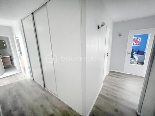Situé à Loos dans le quartier Eurasanté au sein d’une résidence parfaitement entretenue et sécurisée, cet appartement de 87,9 m² offre un cadre de vie rare sur le secteur.
Occupant le 2e et dernier étage d’un immeuble calme dans une résidence fermée composée seulement de trois bâtiments identiques, ce bien bénéficie d’un véritable caractère exclusif : il s’agit du seul grand appartement de l’immeuble.
Dès l’entrée, à droite, les volumes séduisent par leur luminosité et leur agencement fonctionnel. L’espace de vie principal se compose d’un salon spacieux de plus de 27 m² ouvrant sur des balcons idéalement exposés Est et Sud (sans vis-à-vis), parfaits pour profiter des beaux jours tout au long de la journée.

Face à l’entrée, une cuisine indépendante ouverte sur l’un des balcons comprenant un cellier (7,8 m2, exposition EST). 

À gauche de l’entrée, l’espace nuit est composé d’un vaste couloir qui distribue 3 chambres confortables d’environ 10 m2, d’une salle de bain et une salle d’eau et de nombreux rangements.

L’appartement comprend également deux garages fermés, un véritable atout sur le secteur !

Pensé aussi bien pour un couple souhaitant évoluer dans un environnement paisible, une famille recherchant proximité des écoles, transports et espaces verts, qu’un investisseur souhaitant bénéficier d’un emplacement stratégique à forte demande locative.

Le quartier Eurasanté est particulièrement recherché grâce à sa proximité avec les pôles hospitaliers, universitaires et de recherche de Eurasanté. Son environnement verdoyant et résidentiel offre un équilibre idéal entre calme et dynamisme urbain.

Côté accessibilité :
Métro et transports en commun à proximité;
Accès rapide aux grands axes routiers et autoroutiers;
Gare SNCF.

Informations complémentaires :
- Pas de travaux énergétique à prévoir DPE performant : C / GES B;
- Charges : 210 €/mois (eau comprise, compteur individuel);
- Taxe foncière : 1902 €;
- Bien détenu par le même propriétaire depuis 13 ans;
- Potentiel locatif meublé : environ 1300 €/mois.

Un appartement rare sur le secteur, réunissant emplacement stratégique, confort de vie et potentiel patrimonial.