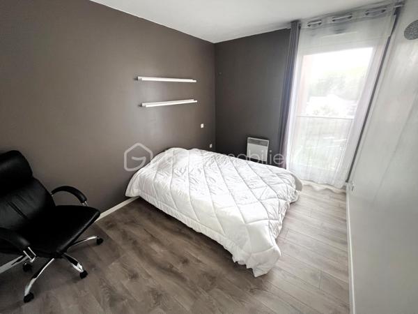 Situé à Loos dans le quartier Eurasanté au sein d’une résidence parfaitement entretenue et sécurisée, cet appartement de 87,9 m² offre un cadre de vie rare sur le secteur.
Occupant le 2e et dernier étage d’un immeuble calme dans une résidence fermée composée seulement de trois bâtiments identiques, ce bien bénéficie d’un véritable caractère exclusif : il s’agit du seul grand appartement de l’immeuble.
Dès l’entrée, à droite, les volumes séduisent par leur luminosité et leur agencement fonctionnel. L’espace de vie principal se compose d’un salon spacieux de plus de 27 m² ouvrant sur des balcons idéalement exposés Est et Sud (sans vis-à-vis), parfaits pour profiter des beaux jours tout au long de la journée.

Face à l’entrée, une cuisine indépendante ouverte sur l’un des balcons comprenant un cellier (7,8 m2, exposition EST). 

À gauche de l’entrée, l’espace nuit est composé d’un vaste couloir qui distribue 3 chambres confortables d’environ 10 m2, d’une salle de bain et une salle d’eau et de nombreux rangements.

L’appartement comprend également deux garages fermés, un véritable atout sur le secteur !

Pensé aussi bien pour un couple souhaitant évoluer dans un environnement paisible, une famille recherchant proximité des écoles, transports et espaces verts, qu’un investisseur souhaitant bénéficier d’un emplacement stratégique à forte demande locative.

Le quartier Eurasanté est particulièrement recherché grâce à sa proximité avec les pôles hospitaliers, universitaires et de recherche de Eurasanté. Son environnement verdoyant et résidentiel offre un équilibre idéal entre calme et dynamisme urbain.

Côté accessibilité :
Métro et transports en commun à proximité;
Accès rapide aux grands axes routiers et autoroutiers;
Gare SNCF.

Informations complémentaires :
- Pas de travaux énergétique à prévoir DPE performant : C / GES B;
- Charges : 210 €/mois (eau comprise, compteur individuel);
- Taxe foncière : 1902 €;
- Bien détenu par le même propriétaire depuis 13 ans;
- Potentiel locatif meublé : environ 1300 €/mois.

Un appartement rare sur le secteur, réunissant emplacement stratégique, confort de vie et potentiel patrimonial.