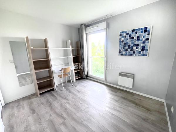 Situé à Loos dans le quartier Eurasanté au sein d’une résidence parfaitement entretenue et sécurisée, cet appartement de 87,9 m² offre un cadre de vie rare sur le secteur.
Occupant le 2e et dernier étage d’un immeuble calme dans une résidence fermée composée seulement de trois bâtiments identiques, ce bien bénéficie d’un véritable caractère exclusif : il s’agit du seul grand appartement de l’immeuble.
Dès l’entrée, à droite, les volumes séduisent par leur luminosité et leur agencement fonctionnel. L’espace de vie principal se compose d’un salon spacieux de plus de 27 m² ouvrant sur des balcons idéalement exposés Est et Sud (sans vis-à-vis), parfaits pour profiter des beaux jours tout au long de la journée.

Face à l’entrée, une cuisine indépendante ouverte sur l’un des balcons comprenant un cellier (7,8 m2, exposition EST). 

À gauche de l’entrée, l’espace nuit est composé d’un vaste couloir qui distribue 3 chambres confortables d’environ 10 m2, d’une salle de bain et une salle d’eau et de nombreux rangements.

L’appartement comprend également deux garages fermés, un véritable atout sur le secteur !

Pensé aussi bien pour un couple souhaitant évoluer dans un environnement paisible, une famille recherchant proximité des écoles, transports et espaces verts, qu’un investisseur souhaitant bénéficier d’un emplacement stratégique à forte demande locative.

Le quartier Eurasanté est particulièrement recherché grâce à sa proximité avec les pôles hospitaliers, universitaires et de recherche de Eurasanté. Son environnement verdoyant et résidentiel offre un équilibre idéal entre calme et dynamisme urbain.

Côté accessibilité :
Métro et transports en commun à proximité;
Accès rapide aux grands axes routiers et autoroutiers;
Gare SNCF.

Informations complémentaires :
- Pas de travaux énergétique à prévoir DPE performant : C / GES B;
- Charges : 210 €/mois (eau comprise, compteur individuel);
- Taxe foncière : 1902 €;
- Bien détenu par le même propriétaire depuis 13 ans;
- Potentiel locatif meublé : environ 1300 €/mois.

Un appartement rare sur le secteur, réunissant emplacement stratégique, confort de vie et potentiel patrimonial.