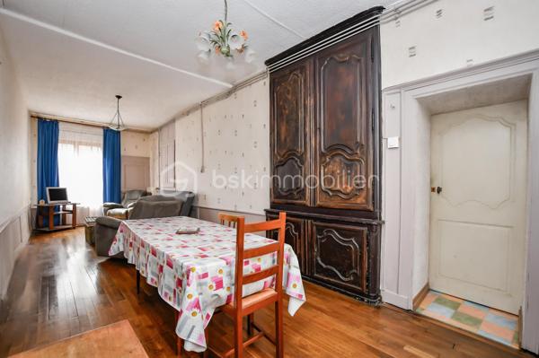 Située en plein cœur de Saint-Mihiel, Bsk Immobilier vous invite à venir découvrir cette charmante maison de ville qui séduira ceux qui recherchent la praticité d’un centre dynamique et le confort d’un intérieur chaleureux. À seulement quelques pas des commerces, écoles et services du quotidien, elle bénéficie d’un emplacement privilégié 🌟.
Le rez-de-chaussée s’ouvre sur un couloir desservant une cuisine fonctionnelle, idéale pour les moments en famille, ainsi qu’un séjour lumineux où parquet en chêne et rangements intégrés créent une ambiance authentique et soignée 🪵. Une pièce supplémentaire, dotée d’une cheminée lorraine tubée, offre un bel espace pour un bureau ou un cocon détente 🔥.
À l’étage, le palier distribue trois chambres, dont deux agrémentées de cheminées décoratives, apportant un caractère unique à l’ensemble 🕯️. Une salle de douche et un WC indépendant complètent ce niveau.
Vous apprécierez également un cellier, ainsi qu’un grenier aménageable, laissant entrevoir un beau potentiel d’évolution 🏡.
Chauffage gaz de ville, double vitrage et assainissement collectif assurent un confort appréciable au quotidien.
📞 Une visite s’impose : contactez votre conseiller BSK Immobilier et laissez-vous séduire par ce bien idéal pour un premier achat ou une résidence principale ❤️.