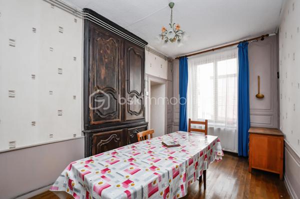 Située en plein cœur de Saint-Mihiel, Bsk Immobilier vous invite à venir découvrir cette charmante maison de ville qui séduira ceux qui recherchent la praticité d’un centre dynamique et le confort d’un intérieur chaleureux. À seulement quelques pas des commerces, écoles et services du quotidien, elle bénéficie d’un emplacement privilégié 🌟.
Le rez-de-chaussée s’ouvre sur un couloir desservant une cuisine fonctionnelle, idéale pour les moments en famille, ainsi qu’un séjour lumineux où parquet en chêne et rangements intégrés créent une ambiance authentique et soignée 🪵. Une pièce supplémentaire, dotée d’une cheminée lorraine tubée, offre un bel espace pour un bureau ou un cocon détente 🔥.
À l’étage, le palier distribue trois chambres, dont deux agrémentées de cheminées décoratives, apportant un caractère unique à l’ensemble 🕯️. Une salle de douche et un WC indépendant complètent ce niveau.
Vous apprécierez également un cellier, ainsi qu’un grenier aménageable, laissant entrevoir un beau potentiel d’évolution 🏡.
Chauffage gaz de ville, double vitrage et assainissement collectif assurent un confort appréciable au quotidien.
📞 Une visite s’impose : contactez votre conseiller BSK Immobilier et laissez-vous séduire par ce bien idéal pour un premier achat ou une résidence principale ❤️.