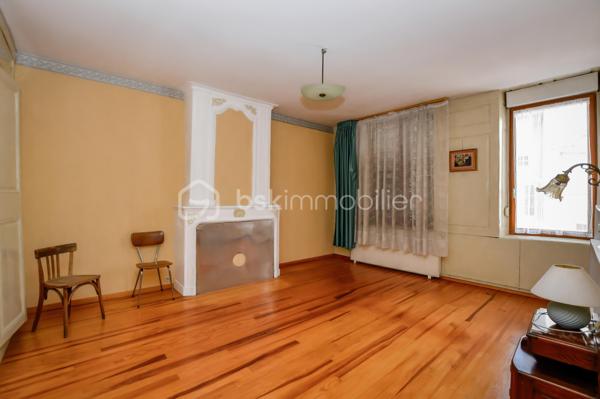 Située en plein cœur de Saint-Mihiel, Bsk Immobilier vous invite à venir découvrir cette charmante maison de ville qui séduira ceux qui recherchent la praticité d’un centre dynamique et le confort d’un intérieur chaleureux. À seulement quelques pas des commerces, écoles et services du quotidien, elle bénéficie d’un emplacement privilégié 🌟.
Le rez-de-chaussée s’ouvre sur un couloir desservant une cuisine fonctionnelle, idéale pour les moments en famille, ainsi qu’un séjour lumineux où parquet en chêne et rangements intégrés créent une ambiance authentique et soignée 🪵. Une pièce supplémentaire, dotée d’une cheminée lorraine tubée, offre un bel espace pour un bureau ou un cocon détente 🔥.
À l’étage, le palier distribue trois chambres, dont deux agrémentées de cheminées décoratives, apportant un caractère unique à l’ensemble 🕯️. Une salle de douche et un WC indépendant complètent ce niveau.
Vous apprécierez également un cellier, ainsi qu’un grenier aménageable, laissant entrevoir un beau potentiel d’évolution 🏡.
Chauffage gaz de ville, double vitrage et assainissement collectif assurent un confort appréciable au quotidien.
📞 Une visite s’impose : contactez votre conseiller BSK Immobilier et laissez-vous séduire par ce bien idéal pour un premier achat ou une résidence principale ❤️.