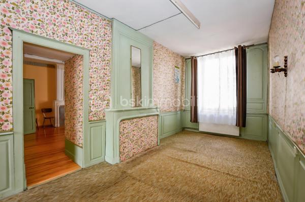 Située en plein cœur de Saint-Mihiel, Bsk Immobilier vous invite à venir découvrir cette charmante maison de ville qui séduira ceux qui recherchent la praticité d’un centre dynamique et le confort d’un intérieur chaleureux. À seulement quelques pas des commerces, écoles et services du quotidien, elle bénéficie d’un emplacement privilégié 🌟.
Le rez-de-chaussée s’ouvre sur un couloir desservant une cuisine fonctionnelle, idéale pour les moments en famille, ainsi qu’un séjour lumineux où parquet en chêne et rangements intégrés créent une ambiance authentique et soignée 🪵. Une pièce supplémentaire, dotée d’une cheminée lorraine tubée, offre un bel espace pour un bureau ou un cocon détente 🔥.
À l’étage, le palier distribue trois chambres, dont deux agrémentées de cheminées décoratives, apportant un caractère unique à l’ensemble 🕯️. Une salle de douche et un WC indépendant complètent ce niveau.
Vous apprécierez également un cellier, ainsi qu’un grenier aménageable, laissant entrevoir un beau potentiel d’évolution 🏡.
Chauffage gaz de ville, double vitrage et assainissement collectif assurent un confort appréciable au quotidien.
📞 Une visite s’impose : contactez votre conseiller BSK Immobilier et laissez-vous séduire par ce bien idéal pour un premier achat ou une résidence principale ❤️.