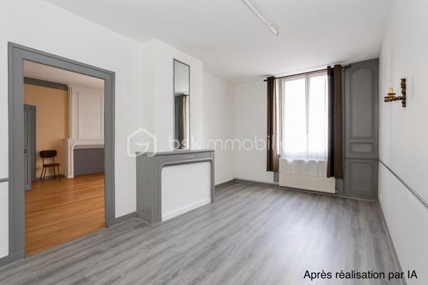 Située en plein cœur de Saint-Mihiel, Bsk Immobilier vous invite à venir découvrir cette charmante maison de ville qui séduira ceux qui recherchent la praticité d’un centre dynamique et le confort d’un intérieur chaleureux. À seulement quelques pas des commerces, écoles et services du quotidien, elle bénéficie d’un emplacement privilégié 🌟.
Le rez-de-chaussée s’ouvre sur un couloir desservant une cuisine fonctionnelle, idéale pour les moments en famille, ainsi qu’un séjour lumineux où parquet en chêne et rangements intégrés créent une ambiance authentique et soignée 🪵. Une pièce supplémentaire, dotée d’une cheminée lorraine tubée, offre un bel espace pour un bureau ou un cocon détente 🔥.
À l’étage, le palier distribue trois chambres, dont deux agrémentées de cheminées décoratives, apportant un caractère unique à l’ensemble 🕯️. Une salle de douche et un WC indépendant complètent ce niveau.
Vous apprécierez également un cellier, ainsi qu’un grenier aménageable, laissant entrevoir un beau potentiel d’évolution 🏡.
Chauffage gaz de ville, double vitrage et assainissement collectif assurent un confort appréciable au quotidien.
📞 Une visite s’impose : contactez votre conseiller BSK Immobilier et laissez-vous séduire par ce bien idéal pour un premier achat ou une résidence principale ❤️.