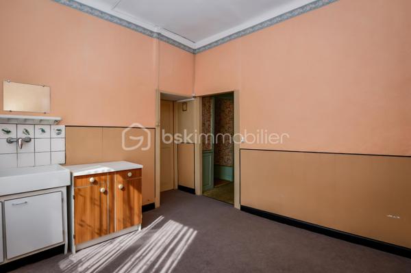 Située en plein cœur de Saint-Mihiel, Bsk Immobilier vous invite à venir découvrir cette charmante maison de ville qui séduira ceux qui recherchent la praticité d’un centre dynamique et le confort d’un intérieur chaleureux. À seulement quelques pas des commerces, écoles et services du quotidien, elle bénéficie d’un emplacement privilégié 🌟.
Le rez-de-chaussée s’ouvre sur un couloir desservant une cuisine fonctionnelle, idéale pour les moments en famille, ainsi qu’un séjour lumineux où parquet en chêne et rangements intégrés créent une ambiance authentique et soignée 🪵. Une pièce supplémentaire, dotée d’une cheminée lorraine tubée, offre un bel espace pour un bureau ou un cocon détente 🔥.
À l’étage, le palier distribue trois chambres, dont deux agrémentées de cheminées décoratives, apportant un caractère unique à l’ensemble 🕯️. Une salle de douche et un WC indépendant complètent ce niveau.
Vous apprécierez également un cellier, ainsi qu’un grenier aménageable, laissant entrevoir un beau potentiel d’évolution 🏡.
Chauffage gaz de ville, double vitrage et assainissement collectif assurent un confort appréciable au quotidien.
📞 Une visite s’impose : contactez votre conseiller BSK Immobilier et laissez-vous séduire par ce bien idéal pour un premier achat ou une résidence principale ❤️.