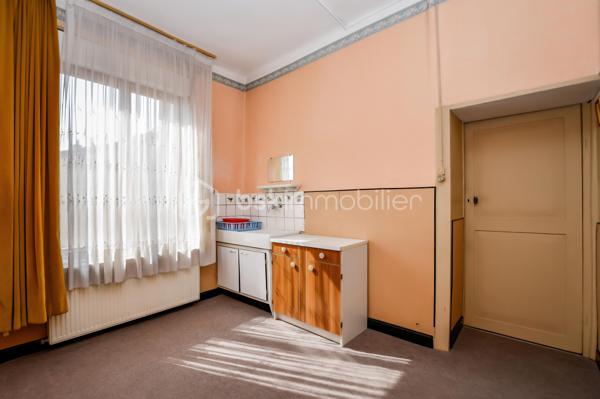 Située en plein cœur de Saint-Mihiel, Bsk Immobilier vous invite à venir découvrir cette charmante maison de ville qui séduira ceux qui recherchent la praticité d’un centre dynamique et le confort d’un intérieur chaleureux. À seulement quelques pas des commerces, écoles et services du quotidien, elle bénéficie d’un emplacement privilégié 🌟.
Le rez-de-chaussée s’ouvre sur un couloir desservant une cuisine fonctionnelle, idéale pour les moments en famille, ainsi qu’un séjour lumineux où parquet en chêne et rangements intégrés créent une ambiance authentique et soignée 🪵. Une pièce supplémentaire, dotée d’une cheminée lorraine tubée, offre un bel espace pour un bureau ou un cocon détente 🔥.
À l’étage, le palier distribue trois chambres, dont deux agrémentées de cheminées décoratives, apportant un caractère unique à l’ensemble 🕯️. Une salle de douche et un WC indépendant complètent ce niveau.
Vous apprécierez également un cellier, ainsi qu’un grenier aménageable, laissant entrevoir un beau potentiel d’évolution 🏡.
Chauffage gaz de ville, double vitrage et assainissement collectif assurent un confort appréciable au quotidien.
📞 Une visite s’impose : contactez votre conseiller BSK Immobilier et laissez-vous séduire par ce bien idéal pour un premier achat ou une résidence principale ❤️.