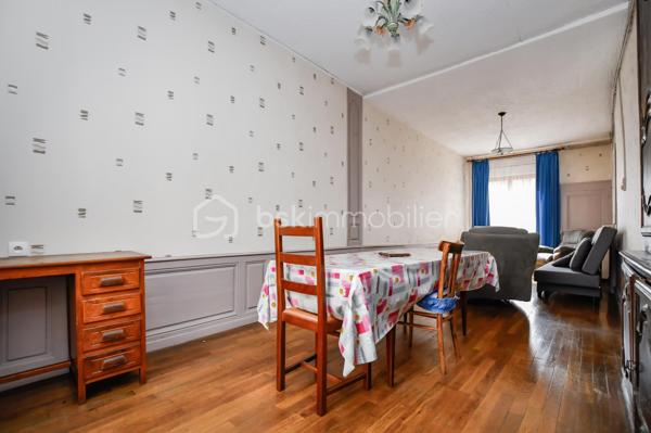 Située en plein cœur de Saint-Mihiel, Bsk Immobilier vous invite à venir découvrir cette charmante maison de ville qui séduira ceux qui recherchent la praticité d’un centre dynamique et le confort d’un intérieur chaleureux. À seulement quelques pas des commerces, écoles et services du quotidien, elle bénéficie d’un emplacement privilégié 🌟.
Le rez-de-chaussée s’ouvre sur un couloir desservant une cuisine fonctionnelle, idéale pour les moments en famille, ainsi qu’un séjour lumineux où parquet en chêne et rangements intégrés créent une ambiance authentique et soignée 🪵. Une pièce supplémentaire, dotée d’une cheminée lorraine tubée, offre un bel espace pour un bureau ou un cocon détente 🔥.
À l’étage, le palier distribue trois chambres, dont deux agrémentées de cheminées décoratives, apportant un caractère unique à l’ensemble 🕯️. Une salle de douche et un WC indépendant complètent ce niveau.
Vous apprécierez également un cellier, ainsi qu’un grenier aménageable, laissant entrevoir un beau potentiel d’évolution 🏡.
Chauffage gaz de ville, double vitrage et assainissement collectif assurent un confort appréciable au quotidien.
📞 Une visite s’impose : contactez votre conseiller BSK Immobilier et laissez-vous séduire par ce bien idéal pour un premier achat ou une résidence principale ❤️.