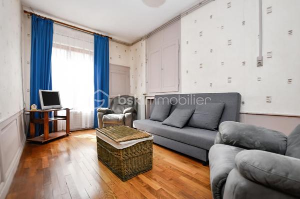 Située en plein cœur de Saint-Mihiel, Bsk Immobilier vous invite à venir découvrir cette charmante maison de ville qui séduira ceux qui recherchent la praticité d’un centre dynamique et le confort d’un intérieur chaleureux. À seulement quelques pas des commerces, écoles et services du quotidien, elle bénéficie d’un emplacement privilégié 🌟.
Le rez-de-chaussée s’ouvre sur un couloir desservant une cuisine fonctionnelle, idéale pour les moments en famille, ainsi qu’un séjour lumineux où parquet en chêne et rangements intégrés créent une ambiance authentique et soignée 🪵. Une pièce supplémentaire, dotée d’une cheminée lorraine tubée, offre un bel espace pour un bureau ou un cocon détente 🔥.
À l’étage, le palier distribue trois chambres, dont deux agrémentées de cheminées décoratives, apportant un caractère unique à l’ensemble 🕯️. Une salle de douche et un WC indépendant complètent ce niveau.
Vous apprécierez également un cellier, ainsi qu’un grenier aménageable, laissant entrevoir un beau potentiel d’évolution 🏡.
Chauffage gaz de ville, double vitrage et assainissement collectif assurent un confort appréciable au quotidien.
📞 Une visite s’impose : contactez votre conseiller BSK Immobilier et laissez-vous séduire par ce bien idéal pour un premier achat ou une résidence principale ❤️.