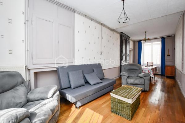 Située en plein cœur de Saint-Mihiel, Bsk Immobilier vous invite à venir découvrir cette charmante maison de ville qui séduira ceux qui recherchent la praticité d’un centre dynamique et le confort d’un intérieur chaleureux. À seulement quelques pas des commerces, écoles et services du quotidien, elle bénéficie d’un emplacement privilégié 🌟.
Le rez-de-chaussée s’ouvre sur un couloir desservant une cuisine fonctionnelle, idéale pour les moments en famille, ainsi qu’un séjour lumineux où parquet en chêne et rangements intégrés créent une ambiance authentique et soignée 🪵. Une pièce supplémentaire, dotée d’une cheminée lorraine tubée, offre un bel espace pour un bureau ou un cocon détente 🔥.
À l’étage, le palier distribue trois chambres, dont deux agrémentées de cheminées décoratives, apportant un caractère unique à l’ensemble 🕯️. Une salle de douche et un WC indépendant complètent ce niveau.
Vous apprécierez également un cellier, ainsi qu’un grenier aménageable, laissant entrevoir un beau potentiel d’évolution 🏡.
Chauffage gaz de ville, double vitrage et assainissement collectif assurent un confort appréciable au quotidien.
📞 Une visite s’impose : contactez votre conseiller BSK Immobilier et laissez-vous séduire par ce bien idéal pour un premier achat ou une résidence principale ❤️.