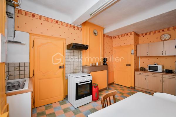 Située en plein cœur de Saint-Mihiel, Bsk Immobilier vous invite à venir découvrir cette charmante maison de ville qui séduira ceux qui recherchent la praticité d’un centre dynamique et le confort d’un intérieur chaleureux. À seulement quelques pas des commerces, écoles et services du quotidien, elle bénéficie d’un emplacement privilégié 🌟.
Le rez-de-chaussée s’ouvre sur un couloir desservant une cuisine fonctionnelle, idéale pour les moments en famille, ainsi qu’un séjour lumineux où parquet en chêne et rangements intégrés créent une ambiance authentique et soignée 🪵. Une pièce supplémentaire, dotée d’une cheminée lorraine tubée, offre un bel espace pour un bureau ou un cocon détente 🔥.
À l’étage, le palier distribue trois chambres, dont deux agrémentées de cheminées décoratives, apportant un caractère unique à l’ensemble 🕯️. Une salle de douche et un WC indépendant complètent ce niveau.
Vous apprécierez également un cellier, ainsi qu’un grenier aménageable, laissant entrevoir un beau potentiel d’évolution 🏡.
Chauffage gaz de ville, double vitrage et assainissement collectif assurent un confort appréciable au quotidien.
📞 Une visite s’impose : contactez votre conseiller BSK Immobilier et laissez-vous séduire par ce bien idéal pour un premier achat ou une résidence principale ❤️.