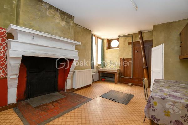 Située en plein cœur de Saint-Mihiel, Bsk Immobilier vous invite à venir découvrir cette charmante maison de ville qui séduira ceux qui recherchent la praticité d’un centre dynamique et le confort d’un intérieur chaleureux. À seulement quelques pas des commerces, écoles et services du quotidien, elle bénéficie d’un emplacement privilégié 🌟.
Le rez-de-chaussée s’ouvre sur un couloir desservant une cuisine fonctionnelle, idéale pour les moments en famille, ainsi qu’un séjour lumineux où parquet en chêne et rangements intégrés créent une ambiance authentique et soignée 🪵. Une pièce supplémentaire, dotée d’une cheminée lorraine tubée, offre un bel espace pour un bureau ou un cocon détente 🔥.
À l’étage, le palier distribue trois chambres, dont deux agrémentées de cheminées décoratives, apportant un caractère unique à l’ensemble 🕯️. Une salle de douche et un WC indépendant complètent ce niveau.
Vous apprécierez également un cellier, ainsi qu’un grenier aménageable, laissant entrevoir un beau potentiel d’évolution 🏡.
Chauffage gaz de ville, double vitrage et assainissement collectif assurent un confort appréciable au quotidien.
📞 Une visite s’impose : contactez votre conseiller BSK Immobilier et laissez-vous séduire par ce bien idéal pour un premier achat ou une résidence principale ❤️.