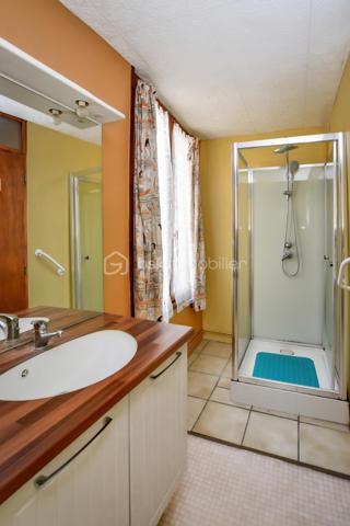 Située en plein cœur de Saint-Mihiel, Bsk Immobilier vous invite à venir découvrir cette charmante maison de ville qui séduira ceux qui recherchent la praticité d’un centre dynamique et le confort d’un intérieur chaleureux. À seulement quelques pas des commerces, écoles et services du quotidien, elle bénéficie d’un emplacement privilégié 🌟.
Le rez-de-chaussée s’ouvre sur un couloir desservant une cuisine fonctionnelle, idéale pour les moments en famille, ainsi qu’un séjour lumineux où parquet en chêne et rangements intégrés créent une ambiance authentique et soignée 🪵. Une pièce supplémentaire, dotée d’une cheminée lorraine tubée, offre un bel espace pour un bureau ou un cocon détente 🔥.
À l’étage, le palier distribue trois chambres, dont deux agrémentées de cheminées décoratives, apportant un caractère unique à l’ensemble 🕯️. Une salle de douche et un WC indépendant complètent ce niveau.
Vous apprécierez également un cellier, ainsi qu’un grenier aménageable, laissant entrevoir un beau potentiel d’évolution 🏡.
Chauffage gaz de ville, double vitrage et assainissement collectif assurent un confort appréciable au quotidien.
📞 Une visite s’impose : contactez votre conseiller BSK Immobilier et laissez-vous séduire par ce bien idéal pour un premier achat ou une résidence principale ❤️.