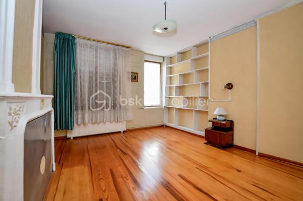 Située en plein cœur de Saint-Mihiel, Bsk Immobilier vous invite à venir découvrir cette charmante maison de ville qui séduira ceux qui recherchent la praticité d’un centre dynamique et le confort d’un intérieur chaleureux. À seulement quelques pas des commerces, écoles et services du quotidien, elle bénéficie d’un emplacement privilégié 🌟.
Le rez-de-chaussée s’ouvre sur un couloir desservant une cuisine fonctionnelle, idéale pour les moments en famille, ainsi qu’un séjour lumineux où parquet en chêne et rangements intégrés créent une ambiance authentique et soignée 🪵. Une pièce supplémentaire, dotée d’une cheminée lorraine tubée, offre un bel espace pour un bureau ou un cocon détente 🔥.
À l’étage, le palier distribue trois chambres, dont deux agrémentées de cheminées décoratives, apportant un caractère unique à l’ensemble 🕯️. Une salle de douche et un WC indépendant complètent ce niveau.
Vous apprécierez également un cellier, ainsi qu’un grenier aménageable, laissant entrevoir un beau potentiel d’évolution 🏡.
Chauffage gaz de ville, double vitrage et assainissement collectif assurent un confort appréciable au quotidien.
📞 Une visite s’impose : contactez votre conseiller BSK Immobilier et laissez-vous séduire par ce bien idéal pour un premier achat ou une résidence principale ❤️.