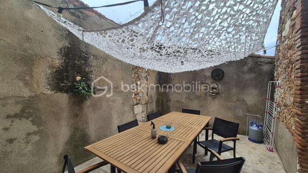 A VENDRE MAISON DE MAITRE RENOVEE DEUX FACES DE 183M² A BAIXAS - CENTRE VILLE - PROCHE DES COMMERCES - TERRASSE - QUATRE CHAMBRES - GARAGE - PUITS.

Cette maison, située dans une petite rue calme, est batie sur trois niveaux, aux volumes exceptionnels.
Le rez-de-chaussée vous accueille avec un hall d'accueil majestueux qui dessert une jolie partie buanderie, une chambre avec sa salle d'eau et son toilette, un jardin de 115m² avec une dépendance à rénover sans aucun vis à vis, ainsi qu'un garage de 37m².
Le premier niveau vous offre un salon-séjour plutot cosy doté de son poele à granules, une cuisine américaine aménagée avec son balcon, un toilette indépendant, et un espace bureau avec un accès direct à sa terrasse entourée de murs en pierre à l'abri des regards.
Le deuxième et dernier niveau abrite l'espace nuit avec trois chambres dont l'une avec son dressing privatif, une double salle de bain, un toilette indépendant, ainsi qu'un dégagement bienvenu pour un espace jeux ou lecture.

A la recherche de charme, de cachet, alliant pierre et contemporain, cette maison sera idéale pour votre résidence principale, parfaite pour une famille.
Je reste à votre disposition pour toutes informations.