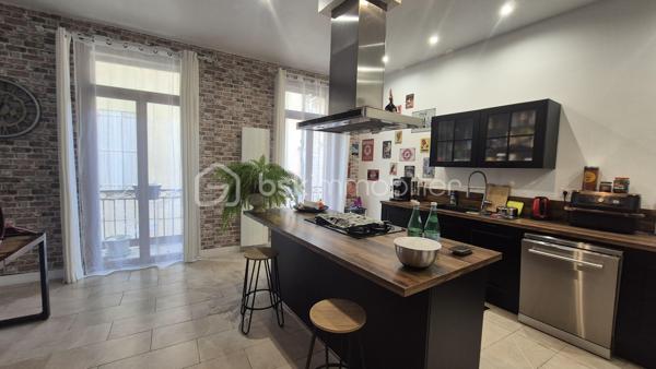 A VENDRE MAISON DE MAITRE RENOVEE DEUX FACES DE 183M² A BAIXAS - CENTRE VILLE - PROCHE DES COMMERCES - TERRASSE - QUATRE CHAMBRES - GARAGE - PUITS.

Cette maison, située dans une petite rue calme, est batie sur trois niveaux, aux volumes exceptionnels.
Le rez-de-chaussée vous accueille avec un hall d'accueil majestueux qui dessert une jolie partie buanderie, une chambre avec sa salle d'eau et son toilette, un jardin de 115m² avec une dépendance à rénover sans aucun vis à vis, ainsi qu'un garage de 37m².
Le premier niveau vous offre un salon-séjour plutot cosy doté de son poele à granules, une cuisine américaine aménagée avec son balcon, un toilette indépendant, et un espace bureau avec un accès direct à sa terrasse entourée de murs en pierre à l'abri des regards.
Le deuxième et dernier niveau abrite l'espace nuit avec trois chambres dont l'une avec son dressing privatif, une double salle de bain, un toilette indépendant, ainsi qu'un dégagement bienvenu pour un espace jeux ou lecture.

A la recherche de charme, de cachet, alliant pierre et contemporain, cette maison sera idéale pour votre résidence principale, parfaite pour une famille.
Je reste à votre disposition pour toutes informations.