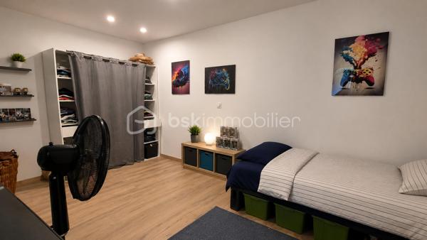 A VENDRE MAISON DE MAITRE RENOVEE DEUX FACES DE 183M² A BAIXAS - CENTRE VILLE - PROCHE DES COMMERCES - TERRASSE - QUATRE CHAMBRES - GARAGE - PUITS.

Cette maison, située dans une petite rue calme, est batie sur trois niveaux, aux volumes exceptionnels.
Le rez-de-chaussée vous accueille avec un hall d'accueil majestueux qui dessert une jolie partie buanderie, une chambre avec sa salle d'eau et son toilette, un jardin de 115m² avec une dépendance à rénover sans aucun vis à vis, ainsi qu'un garage de 37m².
Le premier niveau vous offre un salon-séjour plutot cosy doté de son poele à granules, une cuisine américaine aménagée avec son balcon, un toilette indépendant, et un espace bureau avec un accès direct à sa terrasse entourée de murs en pierre à l'abri des regards.
Le deuxième et dernier niveau abrite l'espace nuit avec trois chambres dont l'une avec son dressing privatif, une double salle de bain, un toilette indépendant, ainsi qu'un dégagement bienvenu pour un espace jeux ou lecture.

A la recherche de charme, de cachet, alliant pierre et contemporain, cette maison sera idéale pour votre résidence principale, parfaite pour une famille.
Je reste à votre disposition pour toutes informations.