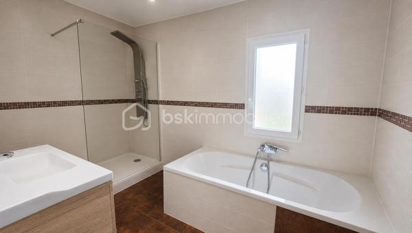 A VENDRE MAISON DE MAITRE RENOVEE DEUX FACES DE 183M² A BAIXAS - CENTRE VILLE - PROCHE DES COMMERCES - TERRASSE - QUATRE CHAMBRES - GARAGE - PUITS.

Cette maison, située dans une petite rue calme, est batie sur trois niveaux, aux volumes exceptionnels.
Le rez-de-chaussée vous accueille avec un hall d'accueil majestueux qui dessert une jolie partie buanderie, une chambre avec sa salle d'eau et son toilette, un jardin de 115m² avec une dépendance à rénover sans aucun vis à vis, ainsi qu'un garage de 37m².
Le premier niveau vous offre un salon-séjour plutot cosy doté de son poele à granules, une cuisine américaine aménagée avec son balcon, un toilette indépendant, et un espace bureau avec un accès direct à sa terrasse entourée de murs en pierre à l'abri des regards.
Le deuxième et dernier niveau abrite l'espace nuit avec trois chambres dont l'une avec son dressing privatif, une double salle de bain, un toilette indépendant, ainsi qu'un dégagement bienvenu pour un espace jeux ou lecture.

A la recherche de charme, de cachet, alliant pierre et contemporain, cette maison sera idéale pour votre résidence principale, parfaite pour une famille.
Je reste à votre disposition pour toutes informations.
