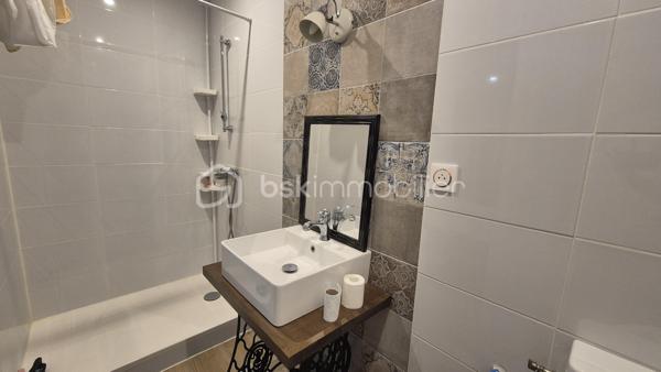 A VENDRE MAISON DE MAITRE RENOVEE DEUX FACES DE 183M² A BAIXAS - CENTRE VILLE - PROCHE DES COMMERCES - TERRASSE - QUATRE CHAMBRES - GARAGE - PUITS.

Cette maison, située dans une petite rue calme, est batie sur trois niveaux, aux volumes exceptionnels.
Le rez-de-chaussée vous accueille avec un hall d'accueil majestueux qui dessert une jolie partie buanderie, une chambre avec sa salle d'eau et son toilette, un jardin de 115m² avec une dépendance à rénover sans aucun vis à vis, ainsi qu'un garage de 37m².
Le premier niveau vous offre un salon-séjour plutot cosy doté de son poele à granules, une cuisine américaine aménagée avec son balcon, un toilette indépendant, et un espace bureau avec un accès direct à sa terrasse entourée de murs en pierre à l'abri des regards.
Le deuxième et dernier niveau abrite l'espace nuit avec trois chambres dont l'une avec son dressing privatif, une double salle de bain, un toilette indépendant, ainsi qu'un dégagement bienvenu pour un espace jeux ou lecture.

A la recherche de charme, de cachet, alliant pierre et contemporain, cette maison sera idéale pour votre résidence principale, parfaite pour une famille.
Je reste à votre disposition pour toutes informations.