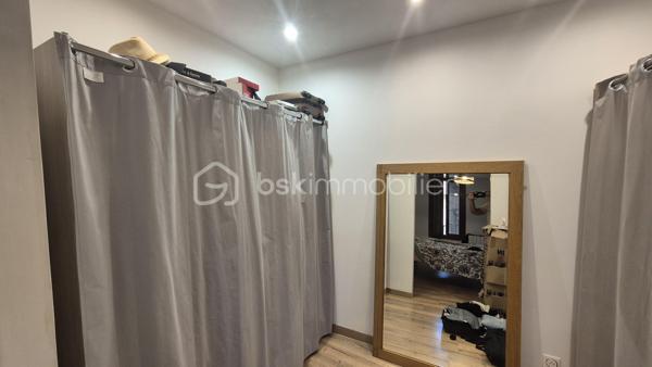 A VENDRE MAISON DE MAITRE RENOVEE DEUX FACES DE 183M² A BAIXAS - CENTRE VILLE - PROCHE DES COMMERCES - TERRASSE - QUATRE CHAMBRES - GARAGE - PUITS.

Cette maison, située dans une petite rue calme, est batie sur trois niveaux, aux volumes exceptionnels.
Le rez-de-chaussée vous accueille avec un hall d'accueil majestueux qui dessert une jolie partie buanderie, une chambre avec sa salle d'eau et son toilette, un jardin de 115m² avec une dépendance à rénover sans aucun vis à vis, ainsi qu'un garage de 37m².
Le premier niveau vous offre un salon-séjour plutot cosy doté de son poele à granules, une cuisine américaine aménagée avec son balcon, un toilette indépendant, et un espace bureau avec un accès direct à sa terrasse entourée de murs en pierre à l'abri des regards.
Le deuxième et dernier niveau abrite l'espace nuit avec trois chambres dont l'une avec son dressing privatif, une double salle de bain, un toilette indépendant, ainsi qu'un dégagement bienvenu pour un espace jeux ou lecture.

A la recherche de charme, de cachet, alliant pierre et contemporain, cette maison sera idéale pour votre résidence principale, parfaite pour une famille.
Je reste à votre disposition pour toutes informations.