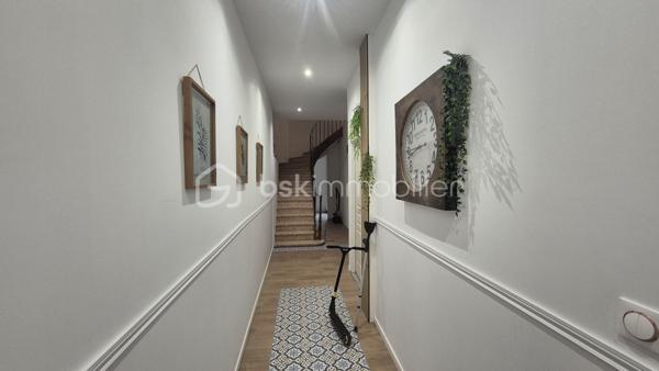 A VENDRE MAISON DE MAITRE RENOVEE DEUX FACES DE 183M² A BAIXAS - CENTRE VILLE - PROCHE DES COMMERCES - TERRASSE - QUATRE CHAMBRES - GARAGE - PUITS.

Cette maison, située dans une petite rue calme, est batie sur trois niveaux, aux volumes exceptionnels.
Le rez-de-chaussée vous accueille avec un hall d'accueil majestueux qui dessert une jolie partie buanderie, une chambre avec sa salle d'eau et son toilette, un jardin de 115m² avec une dépendance à rénover sans aucun vis à vis, ainsi qu'un garage de 37m².
Le premier niveau vous offre un salon-séjour plutot cosy doté de son poele à granules, une cuisine américaine aménagée avec son balcon, un toilette indépendant, et un espace bureau avec un accès direct à sa terrasse entourée de murs en pierre à l'abri des regards.
Le deuxième et dernier niveau abrite l'espace nuit avec trois chambres dont l'une avec son dressing privatif, une double salle de bain, un toilette indépendant, ainsi qu'un dégagement bienvenu pour un espace jeux ou lecture.

A la recherche de charme, de cachet, alliant pierre et contemporain, cette maison sera idéale pour votre résidence principale, parfaite pour une famille.
Je reste à votre disposition pour toutes informations.