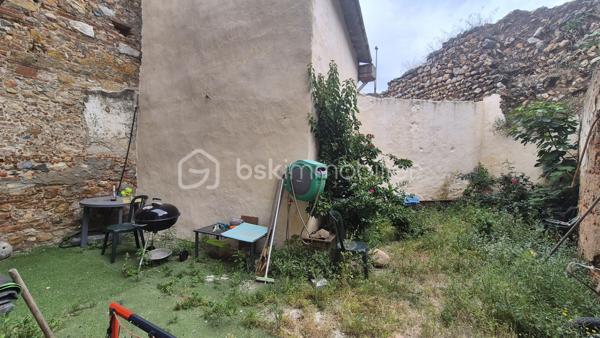 A VENDRE MAISON DE MAITRE RENOVEE DEUX FACES DE 183M² A BAIXAS - CENTRE VILLE - PROCHE DES COMMERCES - TERRASSE - QUATRE CHAMBRES - GARAGE - PUITS.

Cette maison, située dans une petite rue calme, est batie sur trois niveaux, aux volumes exceptionnels.
Le rez-de-chaussée vous accueille avec un hall d'accueil majestueux qui dessert une jolie partie buanderie, une chambre avec sa salle d'eau et son toilette, un jardin de 115m² avec une dépendance à rénover sans aucun vis à vis, ainsi qu'un garage de 37m².
Le premier niveau vous offre un salon-séjour plutot cosy doté de son poele à granules, une cuisine américaine aménagée avec son balcon, un toilette indépendant, et un espace bureau avec un accès direct à sa terrasse entourée de murs en pierre à l'abri des regards.
Le deuxième et dernier niveau abrite l'espace nuit avec trois chambres dont l'une avec son dressing privatif, une double salle de bain, un toilette indépendant, ainsi qu'un dégagement bienvenu pour un espace jeux ou lecture.

A la recherche de charme, de cachet, alliant pierre et contemporain, cette maison sera idéale pour votre résidence principale, parfaite pour une famille.
Je reste à votre disposition pour toutes informations.