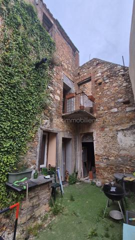 A VENDRE MAISON DE MAITRE RENOVEE DEUX FACES DE 183M² A BAIXAS - CENTRE VILLE - PROCHE DES COMMERCES - TERRASSE - QUATRE CHAMBRES - GARAGE - PUITS.

Cette maison, située dans une petite rue calme, est batie sur trois niveaux, aux volumes exceptionnels.
Le rez-de-chaussée vous accueille avec un hall d'accueil majestueux qui dessert une jolie partie buanderie, une chambre avec sa salle d'eau et son toilette, un jardin de 115m² avec une dépendance à rénover sans aucun vis à vis, ainsi qu'un garage de 37m².
Le premier niveau vous offre un salon-séjour plutot cosy doté de son poele à granules, une cuisine américaine aménagée avec son balcon, un toilette indépendant, et un espace bureau avec un accès direct à sa terrasse entourée de murs en pierre à l'abri des regards.
Le deuxième et dernier niveau abrite l'espace nuit avec trois chambres dont l'une avec son dressing privatif, une double salle de bain, un toilette indépendant, ainsi qu'un dégagement bienvenu pour un espace jeux ou lecture.

A la recherche de charme, de cachet, alliant pierre et contemporain, cette maison sera idéale pour votre résidence principale, parfaite pour une famille.
Je reste à votre disposition pour toutes informations.