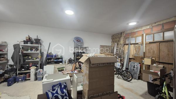 A VENDRE MAISON DE MAITRE RENOVEE DEUX FACES DE 183M² A BAIXAS - CENTRE VILLE - PROCHE DES COMMERCES - TERRASSE - QUATRE CHAMBRES - GARAGE - PUITS.

Cette maison, située dans une petite rue calme, est batie sur trois niveaux, aux volumes exceptionnels.
Le rez-de-chaussée vous accueille avec un hall d'accueil majestueux qui dessert une jolie partie buanderie, une chambre avec sa salle d'eau et son toilette, un jardin de 115m² avec une dépendance à rénover sans aucun vis à vis, ainsi qu'un garage de 37m².
Le premier niveau vous offre un salon-séjour plutot cosy doté de son poele à granules, une cuisine américaine aménagée avec son balcon, un toilette indépendant, et un espace bureau avec un accès direct à sa terrasse entourée de murs en pierre à l'abri des regards.
Le deuxième et dernier niveau abrite l'espace nuit avec trois chambres dont l'une avec son dressing privatif, une double salle de bain, un toilette indépendant, ainsi qu'un dégagement bienvenu pour un espace jeux ou lecture.

A la recherche de charme, de cachet, alliant pierre et contemporain, cette maison sera idéale pour votre résidence principale, parfaite pour une famille.
Je reste à votre disposition pour toutes informations.