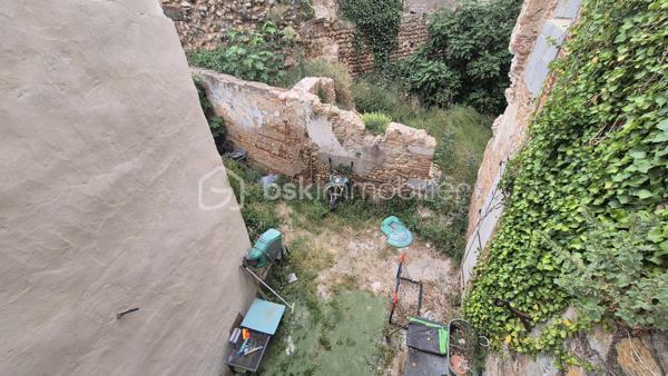 A VENDRE MAISON DE MAITRE RENOVEE DEUX FACES DE 183M² A BAIXAS - CENTRE VILLE - PROCHE DES COMMERCES - TERRASSE - QUATRE CHAMBRES - GARAGE - PUITS.

Cette maison, située dans une petite rue calme, est batie sur trois niveaux, aux volumes exceptionnels.
Le rez-de-chaussée vous accueille avec un hall d'accueil majestueux qui dessert une jolie partie buanderie, une chambre avec sa salle d'eau et son toilette, un jardin de 115m² avec une dépendance à rénover sans aucun vis à vis, ainsi qu'un garage de 37m².
Le premier niveau vous offre un salon-séjour plutot cosy doté de son poele à granules, une cuisine américaine aménagée avec son balcon, un toilette indépendant, et un espace bureau avec un accès direct à sa terrasse entourée de murs en pierre à l'abri des regards.
Le deuxième et dernier niveau abrite l'espace nuit avec trois chambres dont l'une avec son dressing privatif, une double salle de bain, un toilette indépendant, ainsi qu'un dégagement bienvenu pour un espace jeux ou lecture.

A la recherche de charme, de cachet, alliant pierre et contemporain, cette maison sera idéale pour votre résidence principale, parfaite pour une famille.
Je reste à votre disposition pour toutes informations.